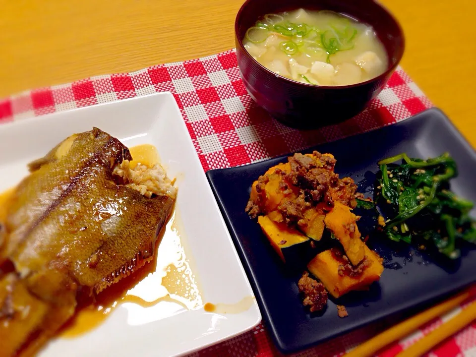 カレイの煮付け・かぼちゃの煮付け・ほうれん草和え物・味噌汁|しおりさん