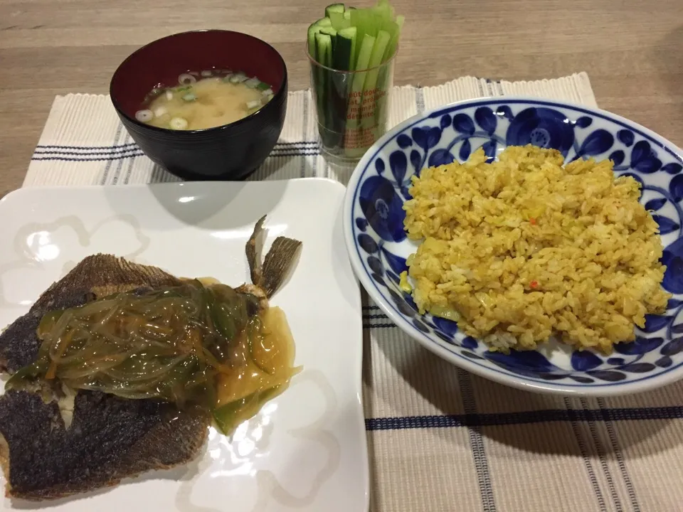 Snapdishの料理写真:カレイ唐揚げの野菜あんかけ・スパイシーカレー炒飯・キュウリとセロリスティック・キャベツ人参しめじ味噌汁|まーままさん