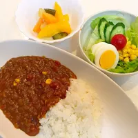 Snapdishの料理写真:挽肉とコーンのトマトカレー、付け合せはピクルスとサラダ|こんつまさん