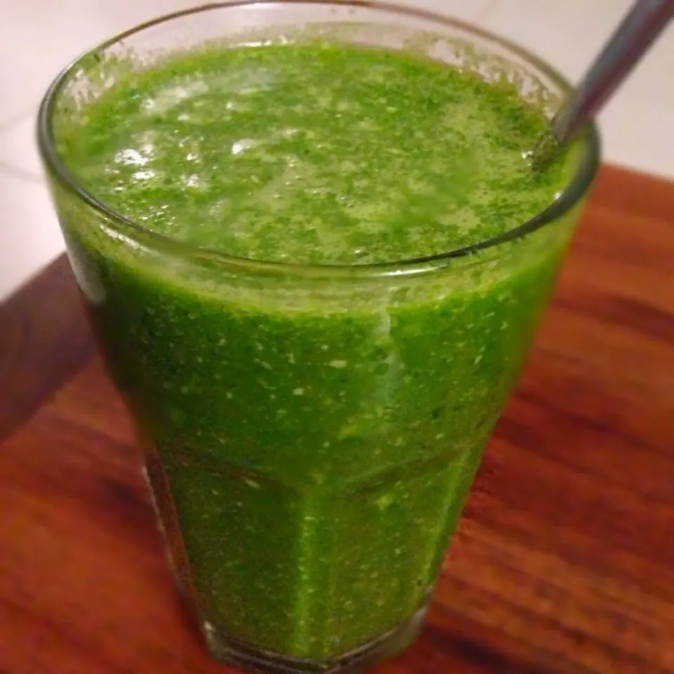 Pineapple, spinach, avocado, mint and lemon smoothie|karen limさん