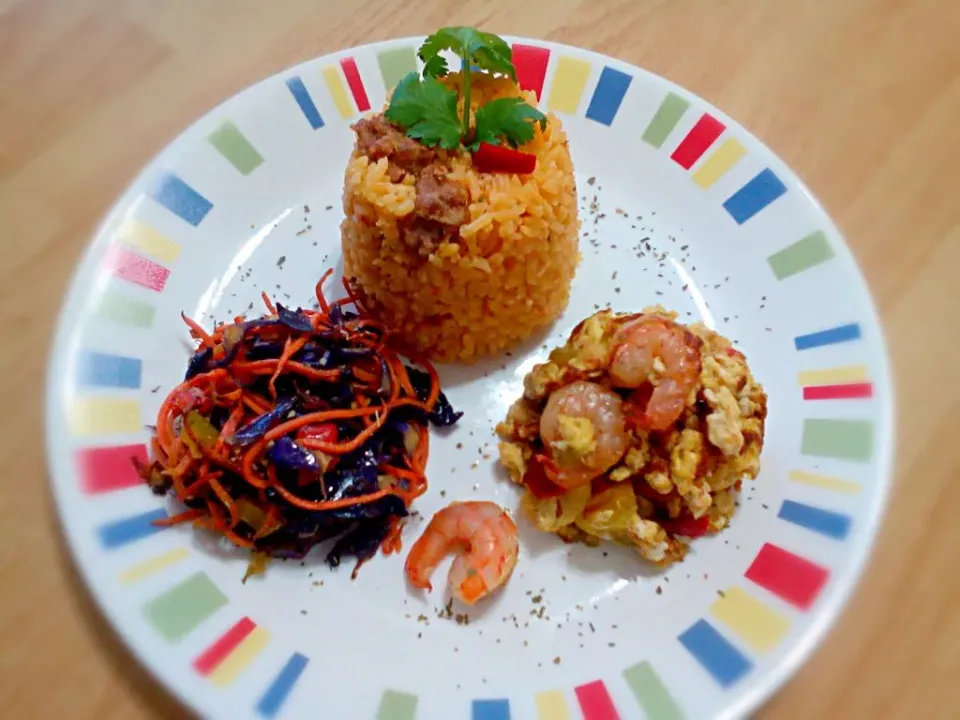 Yellow Rice with Kielbasa, Salad & Scramble Eggs with Shrimps|Yari Gonzálezさん