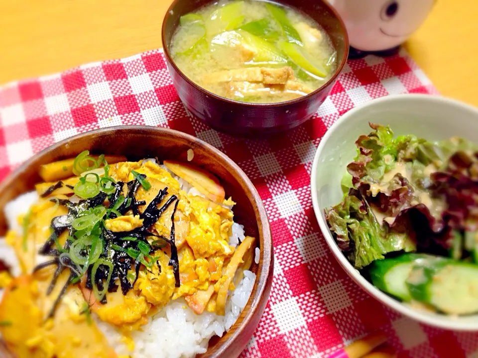 かまぼこの卵とじ丼・サラダ・味噌汁|しおりさん