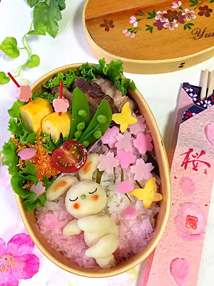 ゆっぴーのお花見弁当『桜の絨毯でお昼寝ウサちゃん🐇』|kumiさん