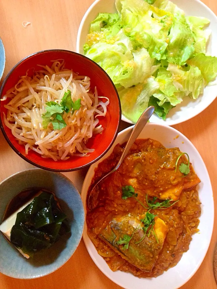 ゆうべの夕飯。鯖のカレー、ワカメ豆腐ポン酢、もやしのナムル、レタスのレモンサラダ。|カオカオさん