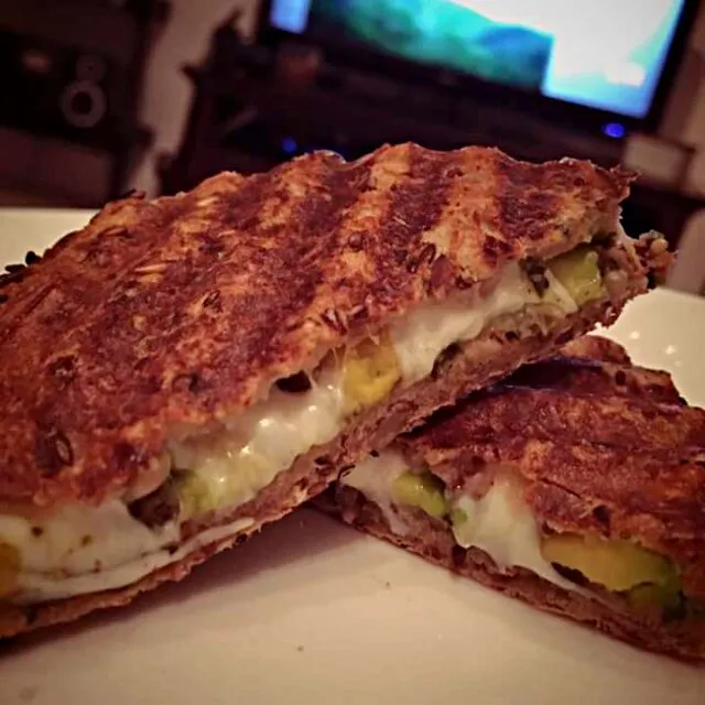 pesto avocado mozzarella grilled cheese|CHUENCHAIさん