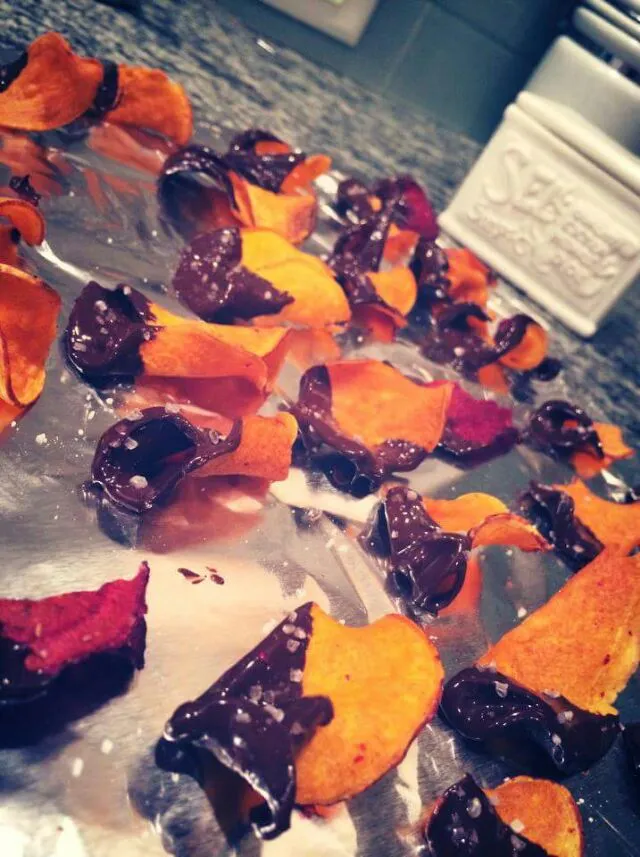 sweet potato chips dipped in dark chocolate,sprinkled with sea salt|CHUENCHAIさん