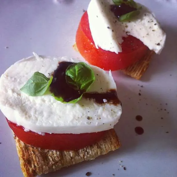 mozzarella tomato balsamic Triscuit cracker|CHUENCHAIさん