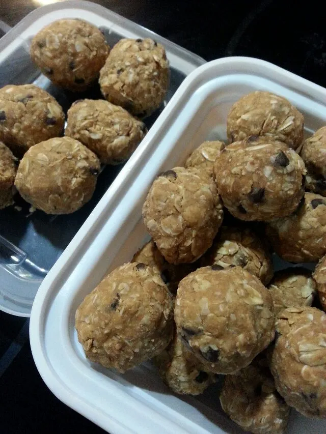 oatmeal energy balls.  oats,  maple syrup,  cinnamon,  peanut butter,  And choc chips.|Polly Gelfusoさん