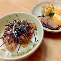 Snapdishの料理写真:夕飯　鳥の照り焼き丼　卵焼き　焼きねぎ　なすの南蛮炒め|さちさん