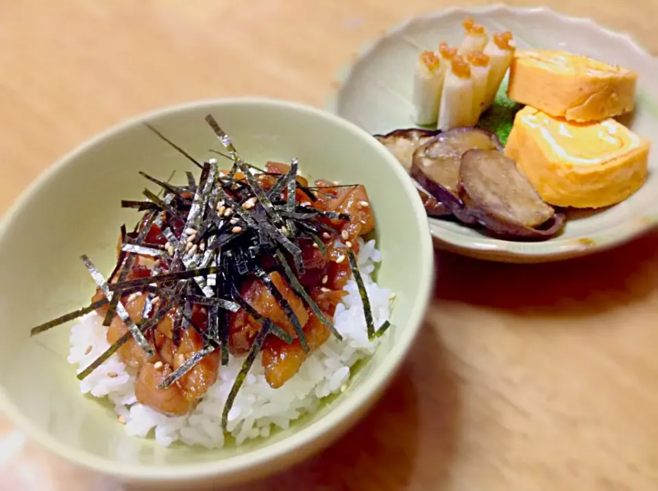 Snapdishの料理写真:夕飯　鳥の照り焼き丼　卵焼き　焼きねぎ　なすの南蛮炒め|さちさん