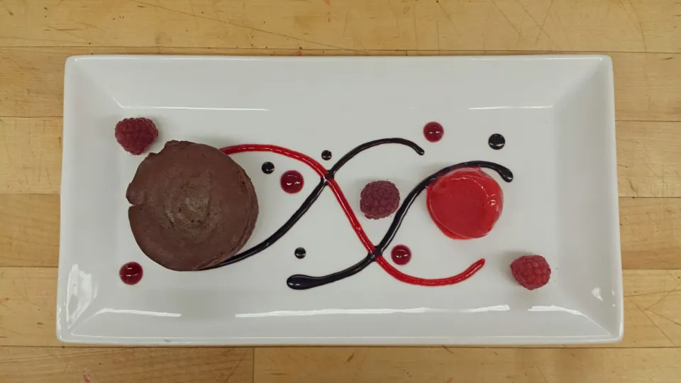 Chocolate lava cake with raspberry lemon sorbet|Sierra Perezさん