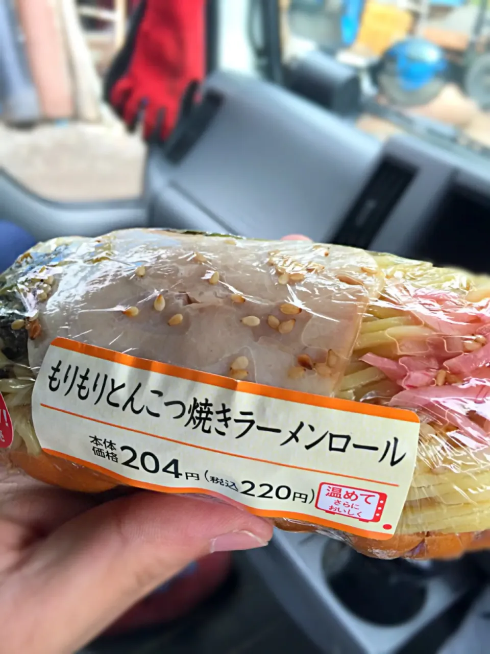 ミニストップで買った、もりもりとんこつ焼きラーメンロール|ツツヤンさん