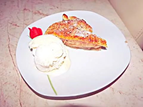 british apple pie with vanilla ice cream|Alexandra Irinaさん