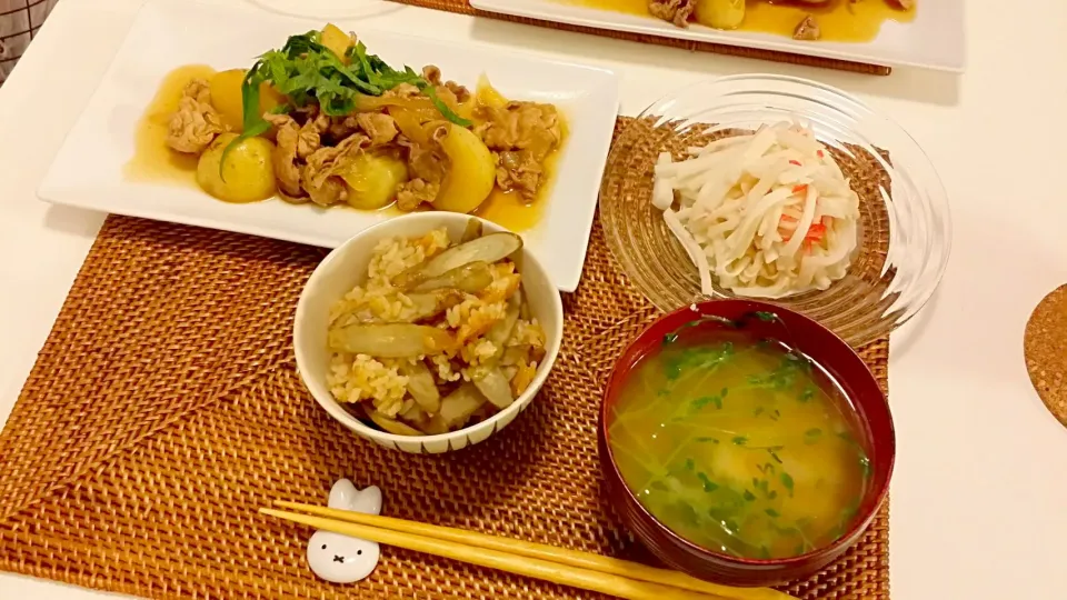 Snapdishの料理写真:今日の夕食 肉じゃが、大根とカニカマのサラダ、ごぼうの炊き込みご飯、豆苗と豆腐の味噌汁|pinknari🐰🌈さん