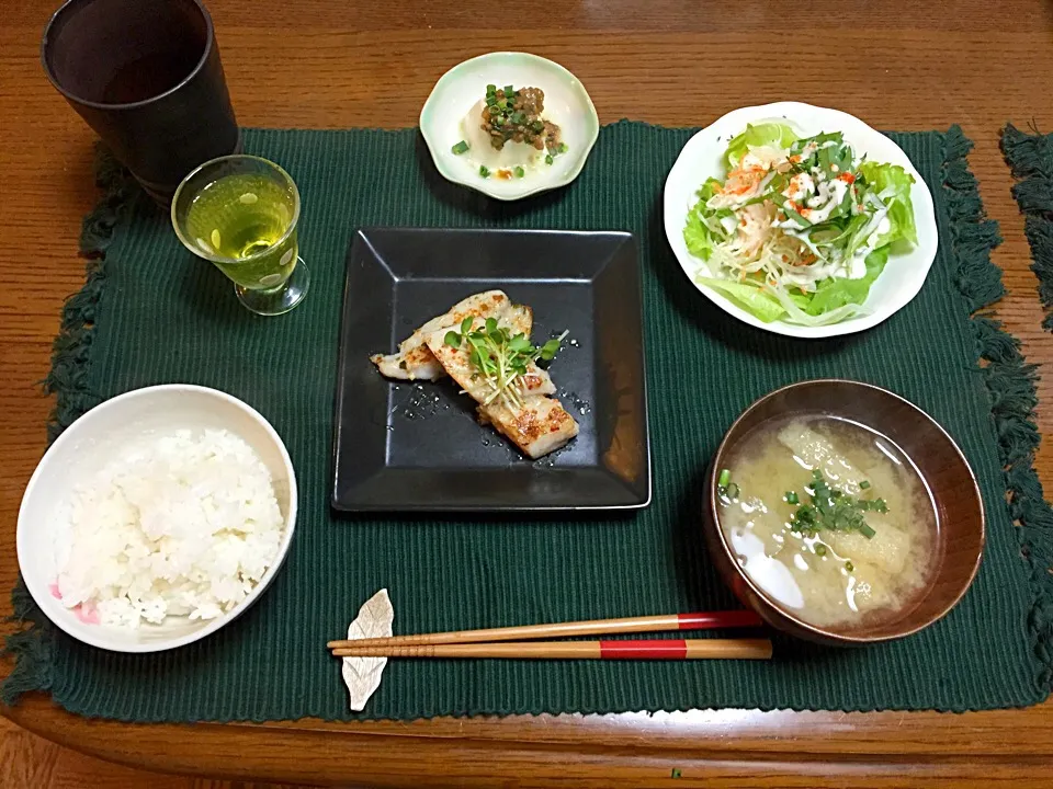 白身魚の香味焼き、シーザーサラダ、豆腐のジャージャーあんかけ、味噌汁、リンゴ酢|みっこさん