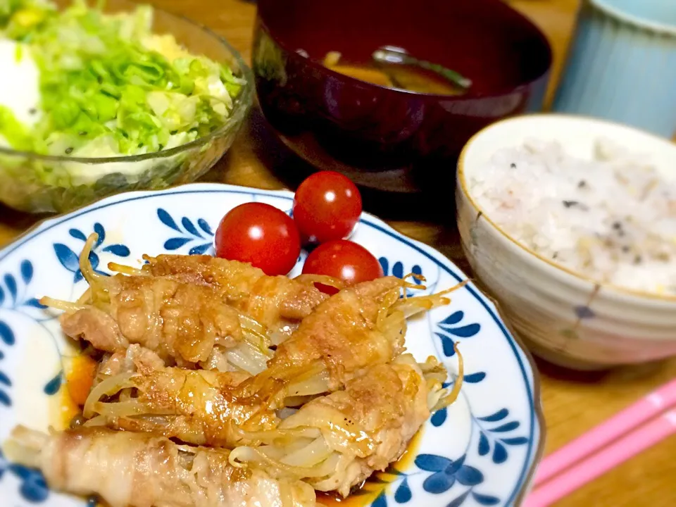 もやしの肉巻と春キャベサラダ❤️|ミキさん