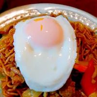 Snapdishの料理写真:焼きそばに目玉乗せ。 #めし|ｼｮﾀさん