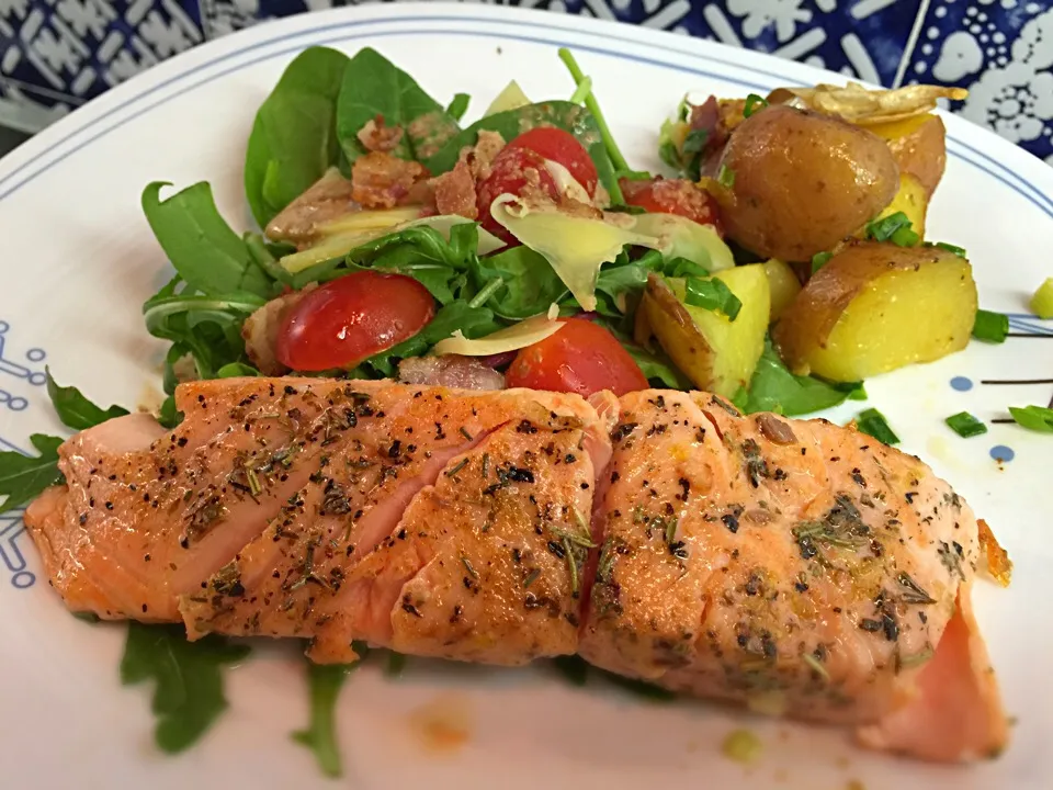 Lemon Garlic Herbs Salmon with Cheesy Roasted Bacon Potatoes.|Colleen Teoさん