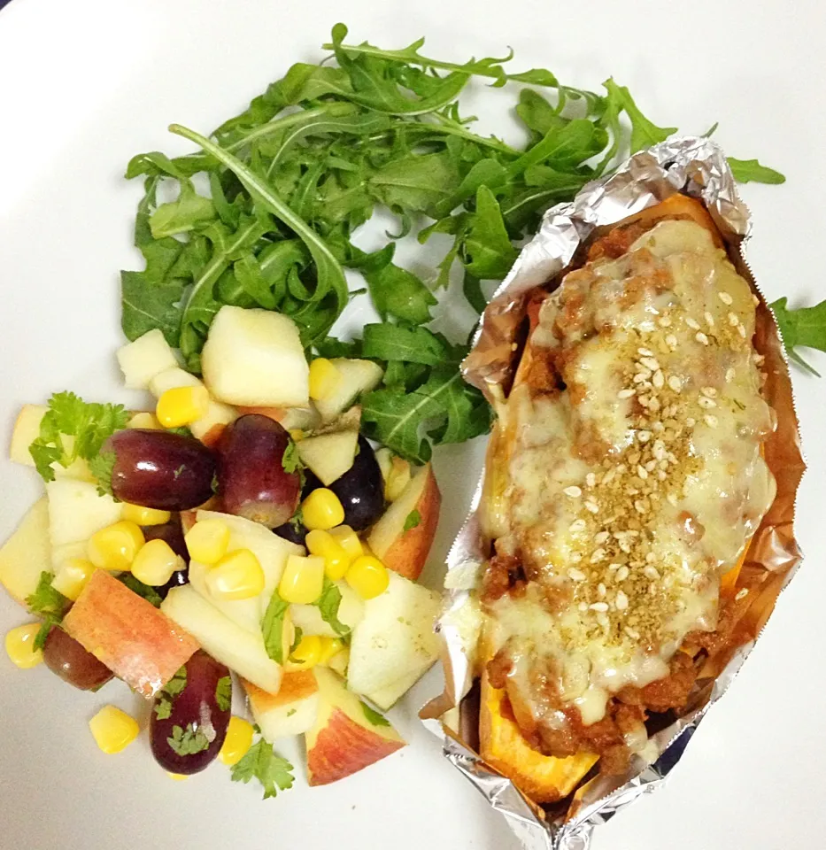 Sweet potato stuffed with beef bolognese, topped with Gouda and dukkah, fruit salsa|coxiella24さん