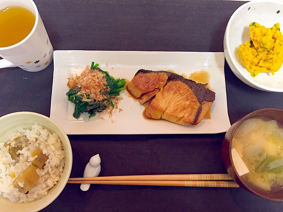 ブリの照り焼き、サツマイモご飯、ほうれん草の煮浸し|りんさん