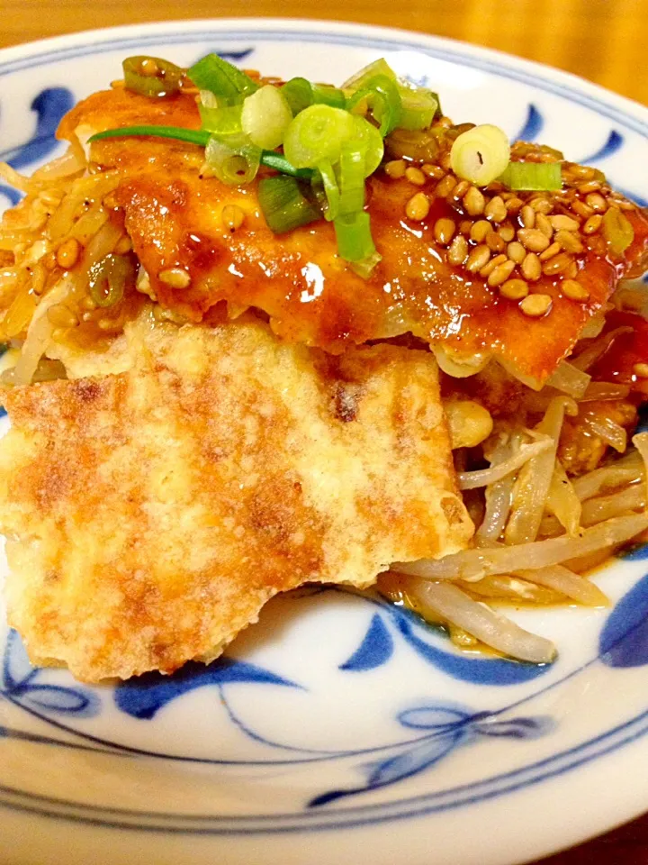 もやしでお好み焼き風💕カープソースでね🎵イカの姿フライもね🍀|まいりさん