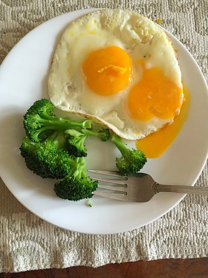 Sunny side ups and broccoli 4/21|Didi Duangさん