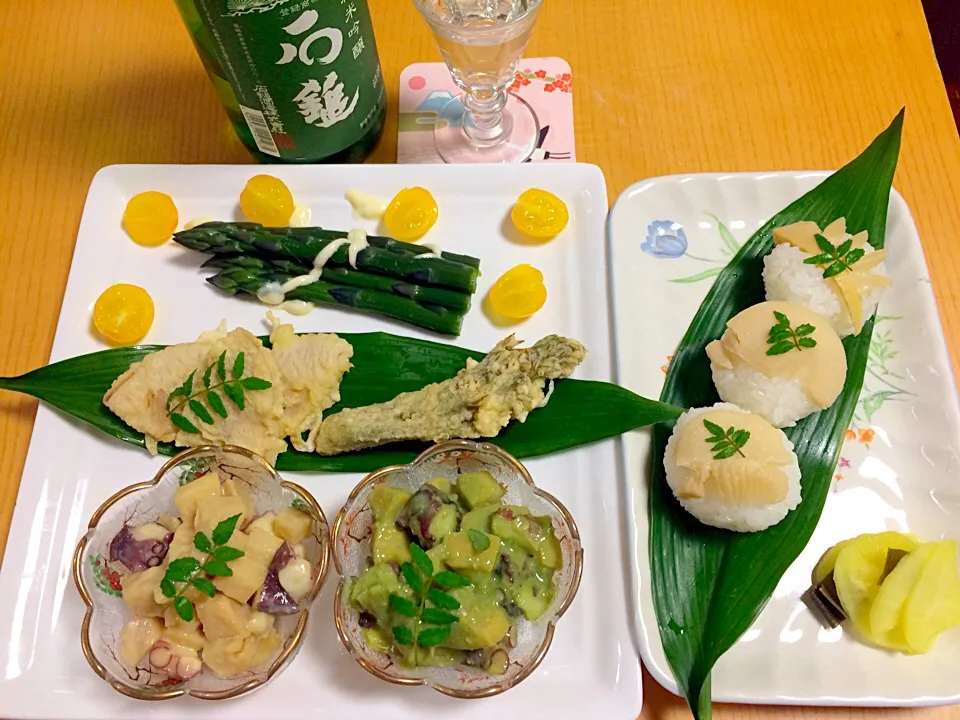 Snapdishの料理写真:お疲れ様です！野菜づくしでカンパーイ(^o^)/          ☆筍と蛸の木の芽和え☆筍と蛸の酢味噌和え☆たらの芽と筍の天婦羅☆紫アスパラガス☆黄ミニトマト☆筍手毬寿し|バリィちゃんさん