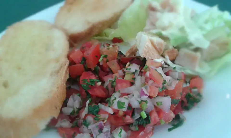 Una entrada deliciosa: Pan tostado, pico de gallo y ensalda cesar. @Lafarolarestocafé|Teresa Daniela Villagómez Riosさん