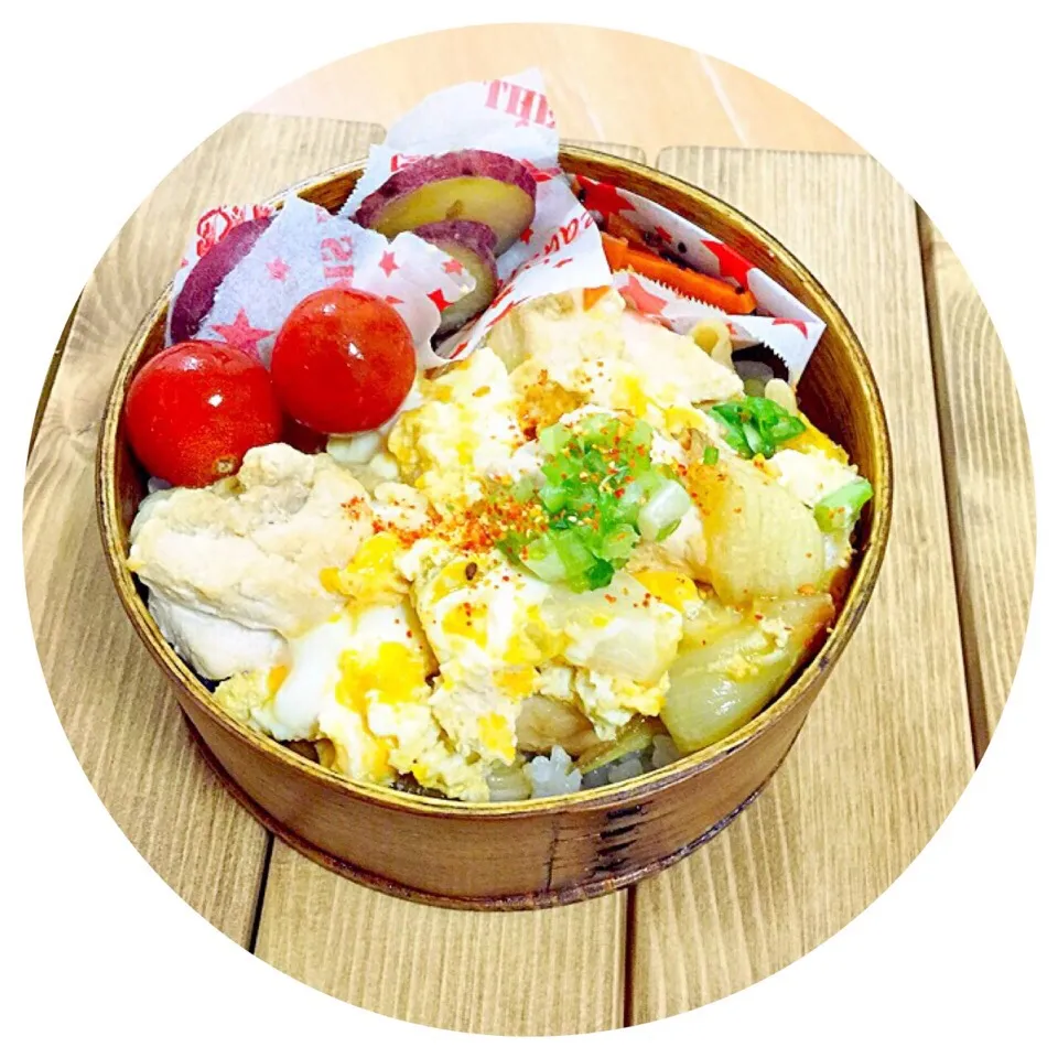 Snapdishの料理写真:親子丼。人参キンピラ。トマト。サツマイモの甘煮。|Reina Reinaさん