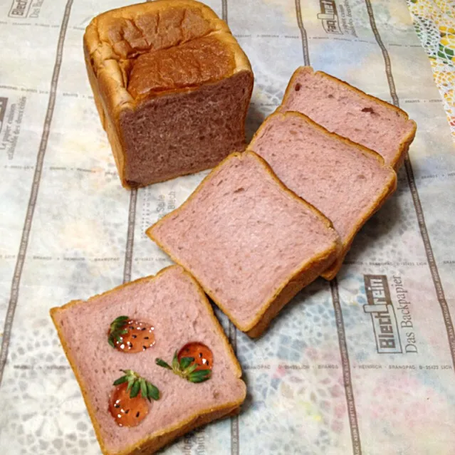 ももさんの料理 なんと水分は苺だけ〜!!!    いちごで焼く いちご食パン🍓🍞|Yukiko 1008さん