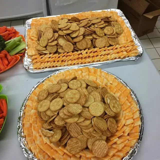 Potluck platter cheese and crackers|CHUENCHAIさん