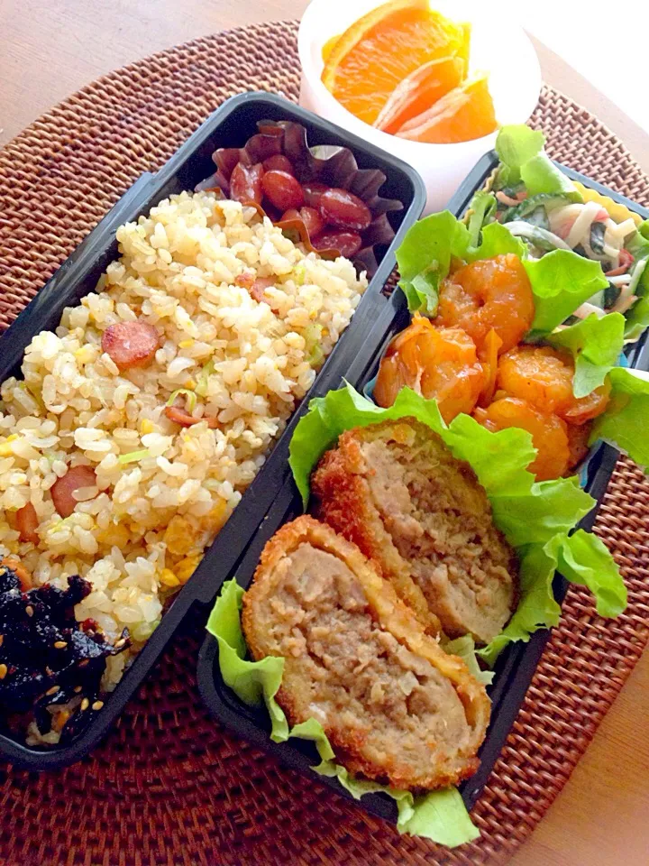 中1男子弁当🍱今日はガッツリ飯！炒飯、メンチ、エビチリ、煮豆、胡瓜とワカメのサラダ😋|アイさん