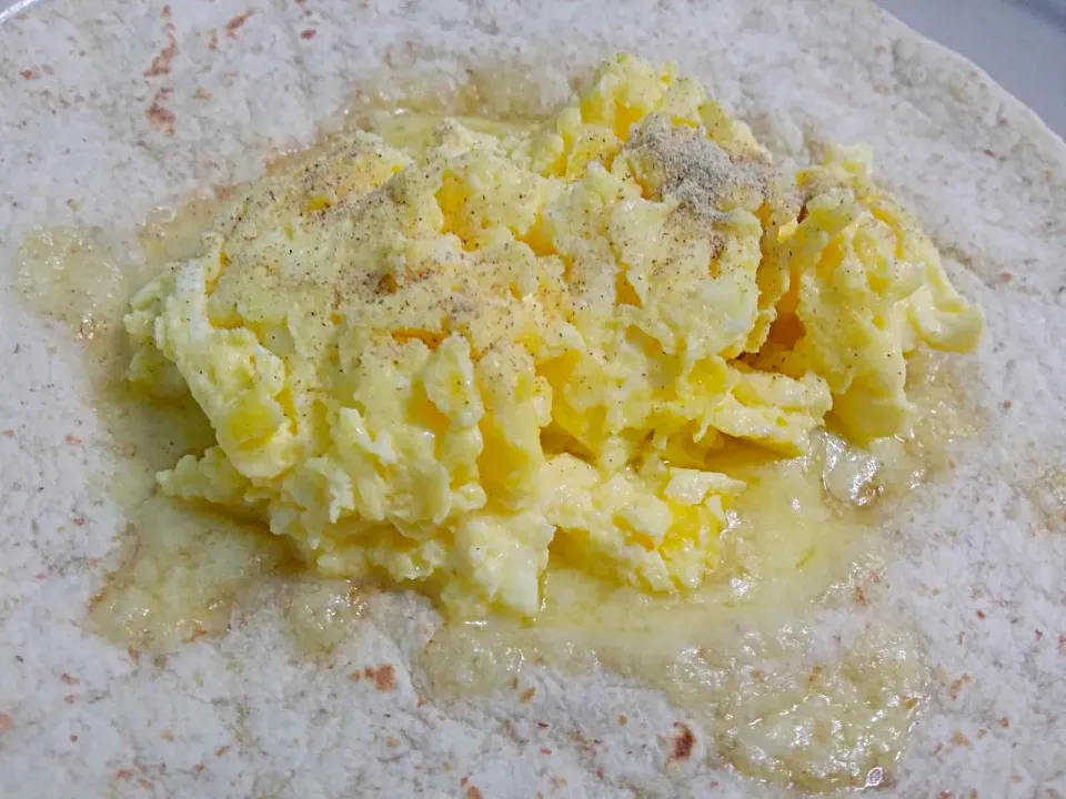 Wholemeal Wrap cheddar cheese and scrambled eggs 😍👄👅👅👅💋|🌷lynnlicious🌷さん