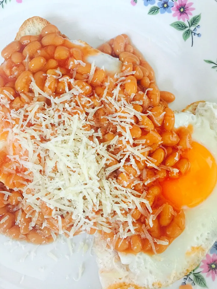 Baked Beans & Fried Eggs on Toast|Eniya Hsiaoさん