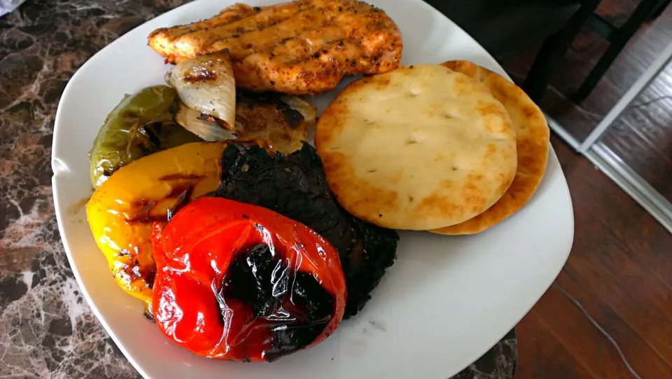 Grilled chicken breast, veggies and naan bread|paulaさん