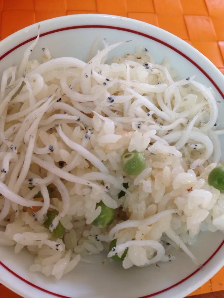 Snapdishの料理写真:漢のうすい豆と白魚のご飯|Koutarou Matsuuraさん