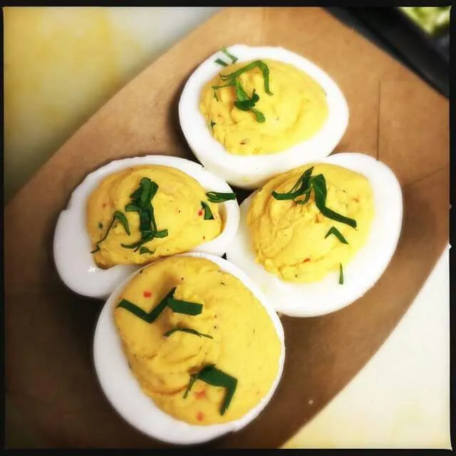 Sriracha and Parmesan deviled eggs|CHUENCHAIさん