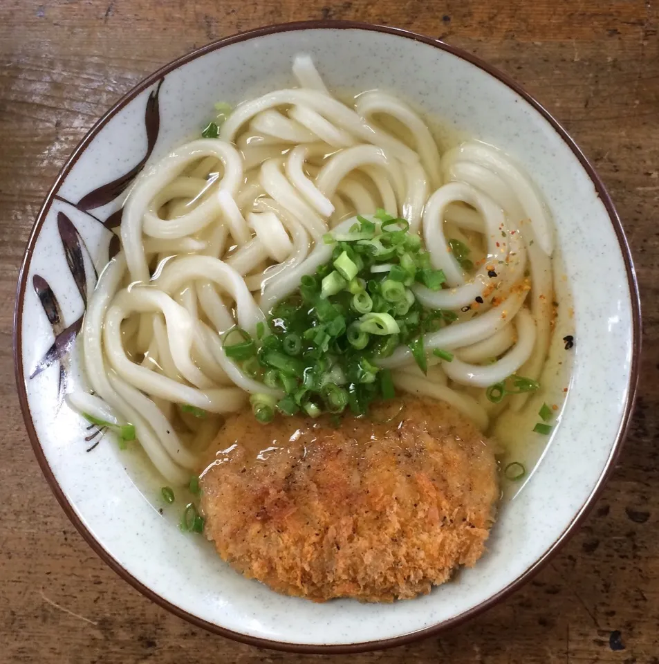 『大島うどん』のかけ小+コロッケ|fujii saburoさん