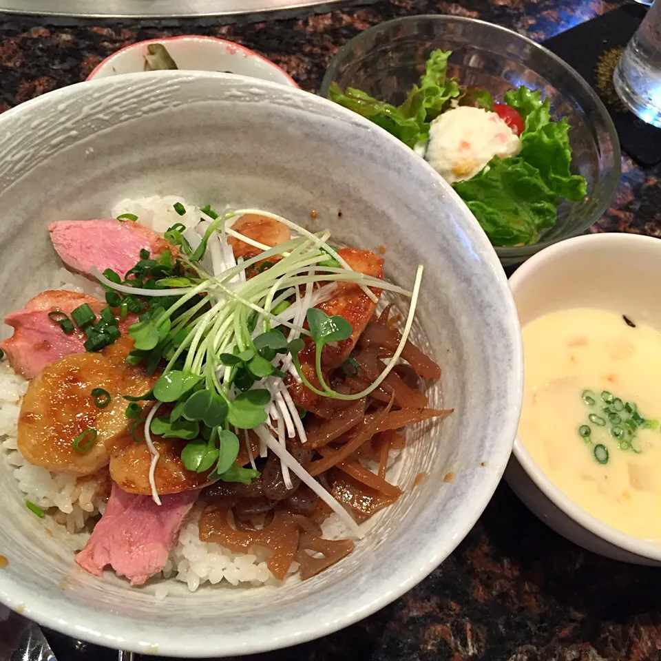 Snapdishの料理写真:フォアグラ・グルメ丼@ステーキダイニング鷹(上野広小路)|塩豚骨さん