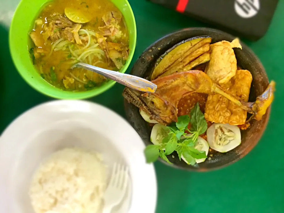 Penyetan plus soto|Ukie Indonesiaさん