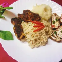 Cold noodles with egg roll, potatoes and chicken|sera wangdiさん