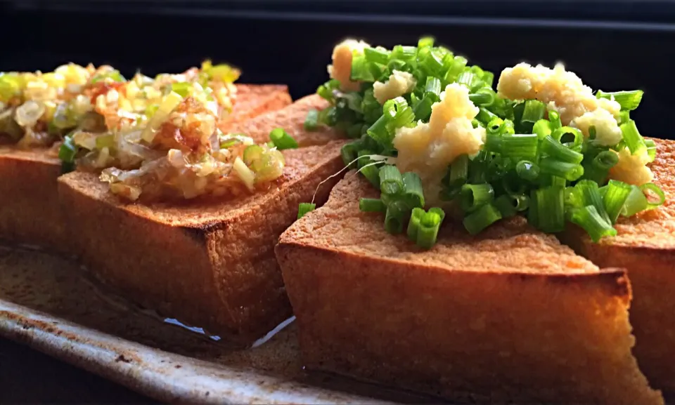 美味しい絹揚げを焼いてʕ-̼͡-ʔおかか葱塩乗っせ&青葱生姜乗っせʕ-̼͡-ʔ白葱vs青葱の競演|七海さん