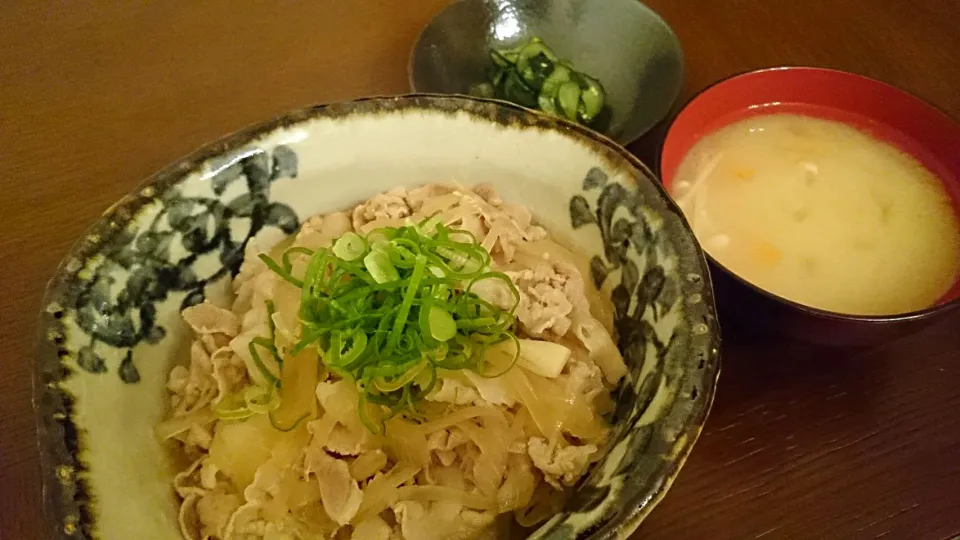 つゆだく豚丼、じゃがいも人参えのきのお味噌汁、胡瓜の酢の物|アンジェさん