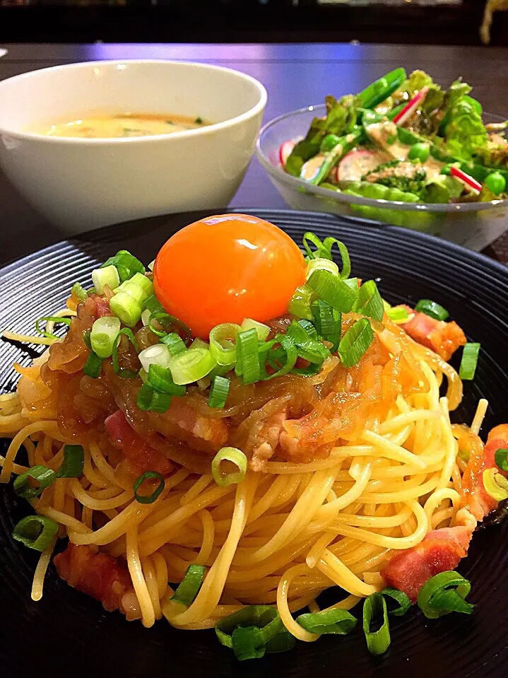 Snapdishの料理写真:⭐️飴色玉ねぎのパスタ ⭐️野菜サラダ 胡麻ドレッシング ⭐️しめじと小松菜のトマトクリームスープ|よっちぃさん