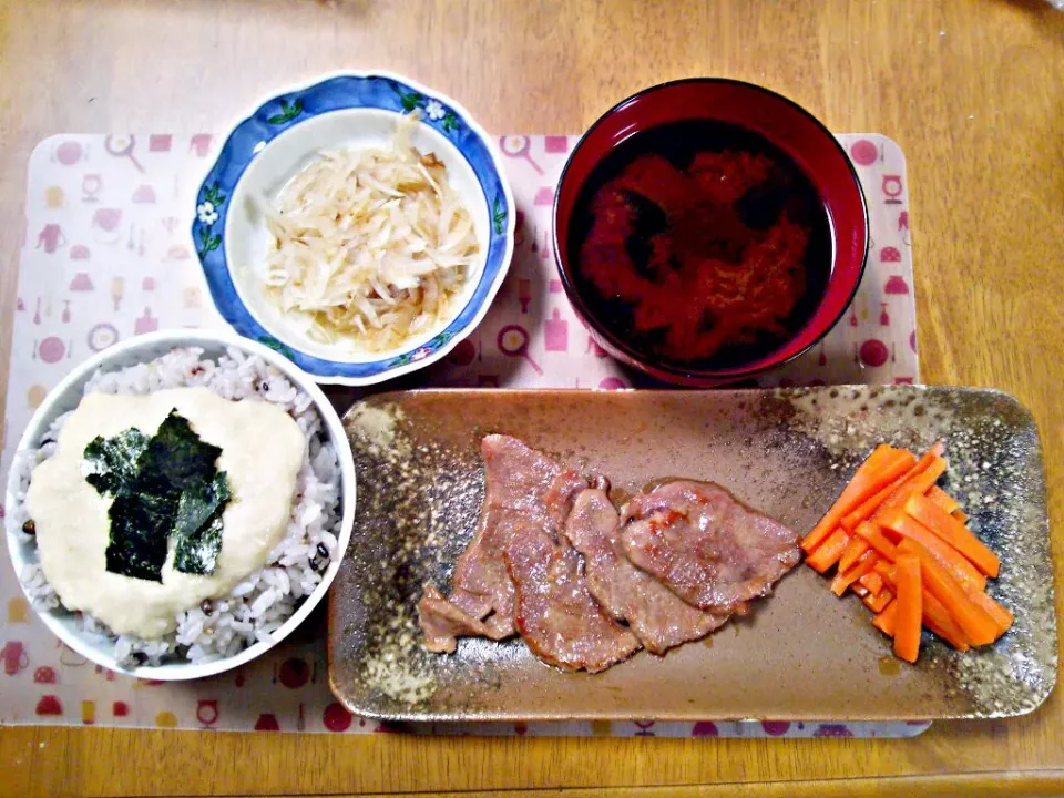 ４月19日 とろろご飯 牛タン焼き にんじんの浅漬け 玉ねぎサラダ お味噌汁|いもこ。さん