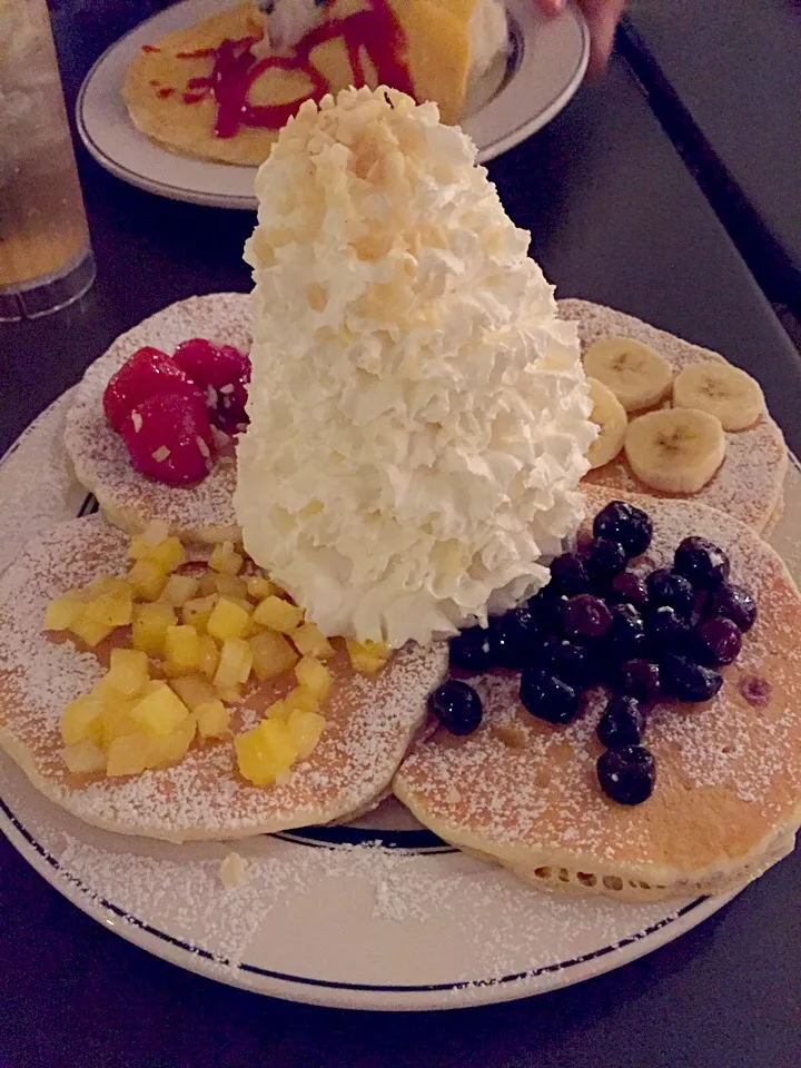 egg's n things fruits sampler pancake|Reiko Araiさん