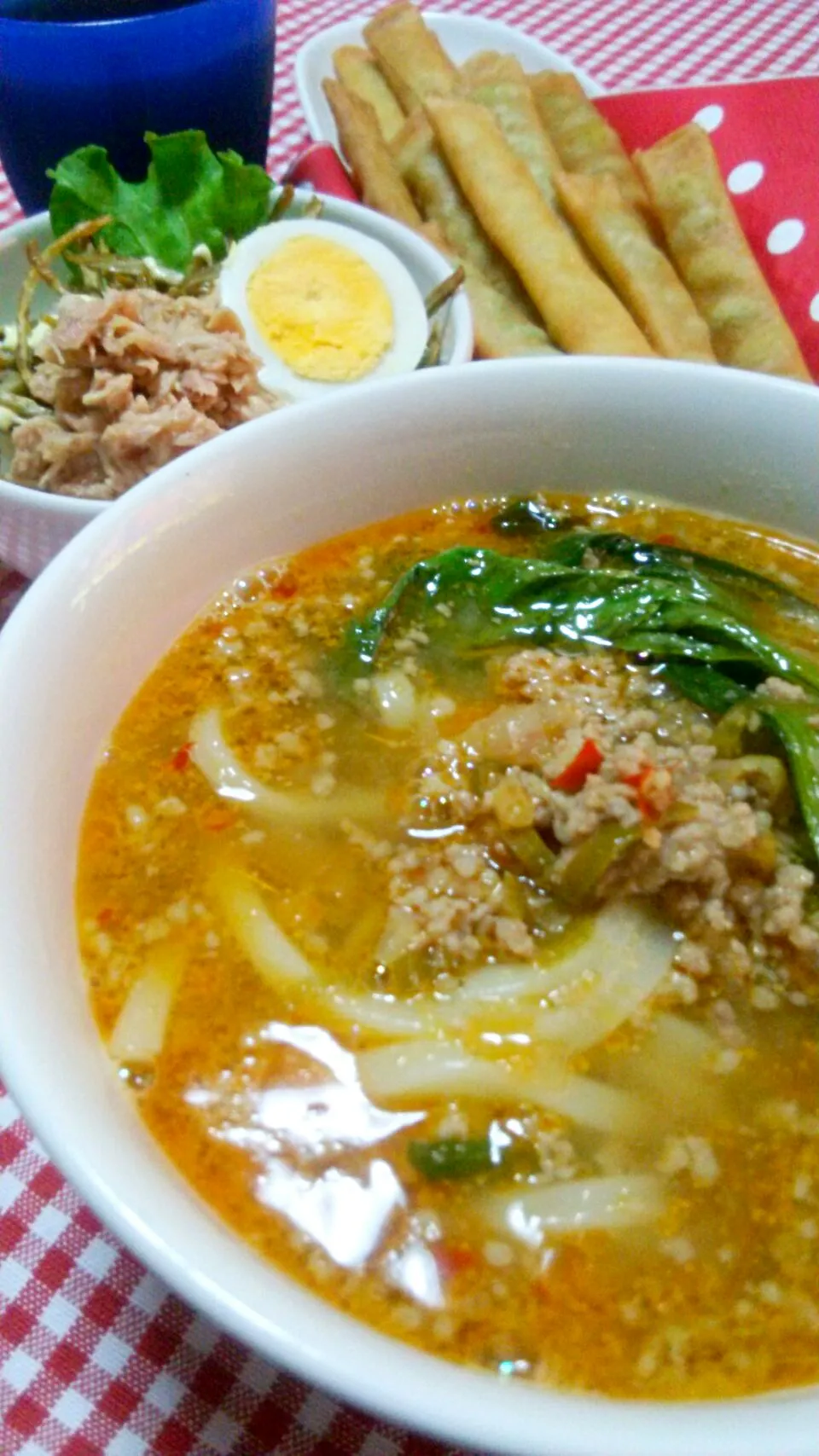 担々風うどん(豚挽肉･チンゲン菜･生姜･白ねぎ･白すりごま)、フライドごぼうとツナのごはん(ゆで卵･グリーンリーフ)、枝豆スティック|まあるさん