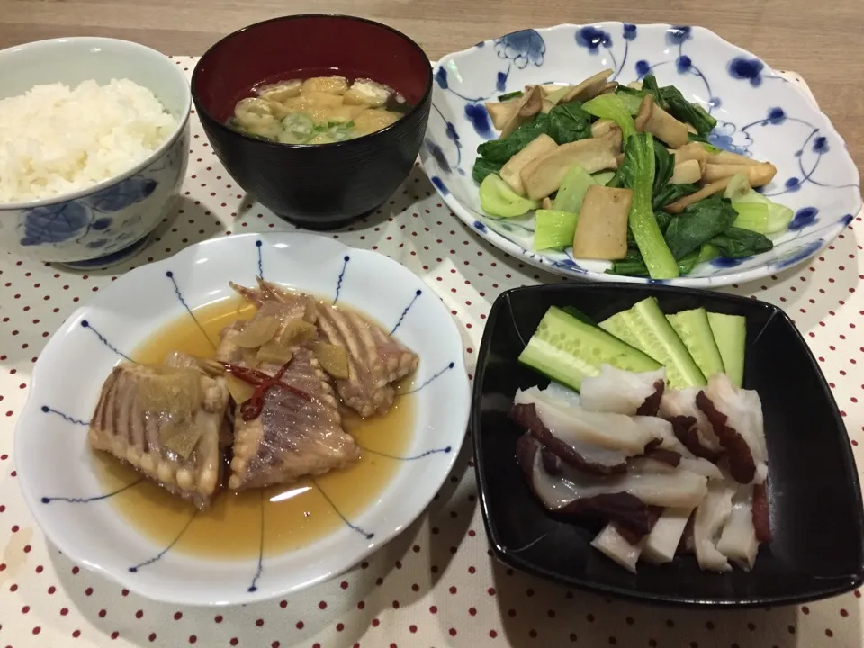 かすべ煮付け・水タコ頭の刺身・青梗菜とエリンギの塩バター炒め・油揚げとほうれん草の味噌汁|まーままさん