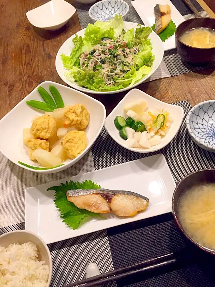 Snapdishの料理写真:ヘルシー和食メニュー🍃鰆の塩焼き🐟がんもと大根の煮物、ツナと海藻入り春雨サラダ🌿お漬物、大根と油揚げ、えのきのお味噌汁💛|まみりんごさん