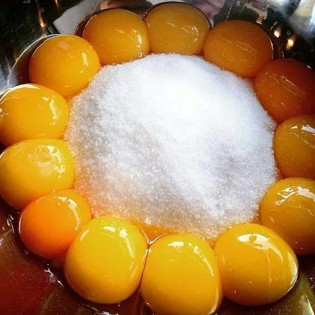 egg yolks and sugar|CHUENCHAIさん